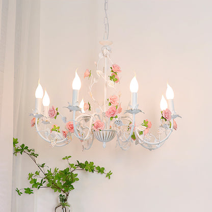 Lustre avec des roses en céramique sur une structure métallique