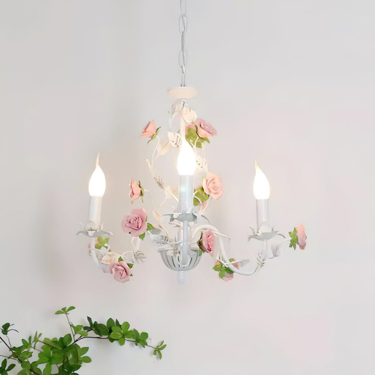 Lustre avec des roses en céramique sur une structure métallique