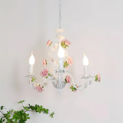 Lustre avec des roses en céramique sur une structure métallique