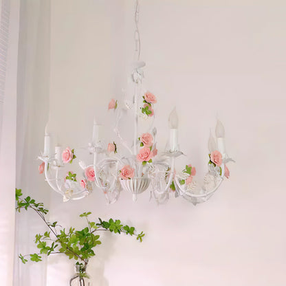 Lustre avec des roses en céramique sur une structure métallique