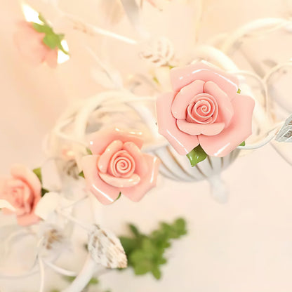 Lustre avec des roses en céramique sur une structure métallique