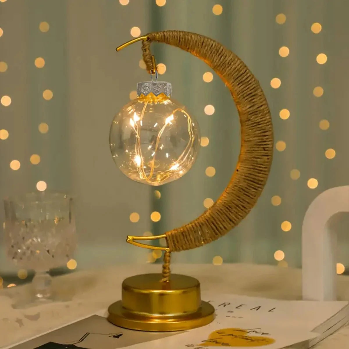 LED lampa ve tvaru měsíce