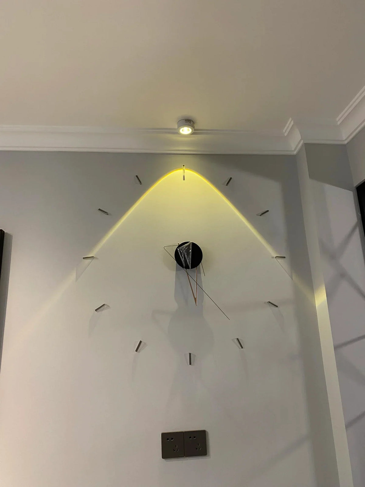 Wall clock with a silent mechanism