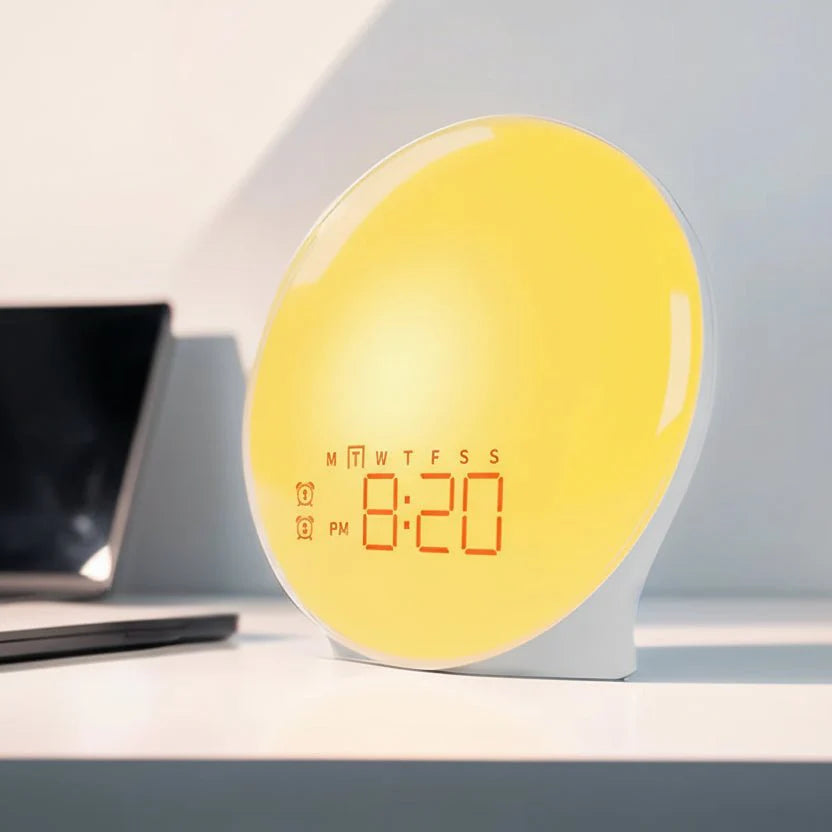 Alarm clock with sunrise simulation
