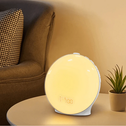 Alarm clock with sunrise simulation