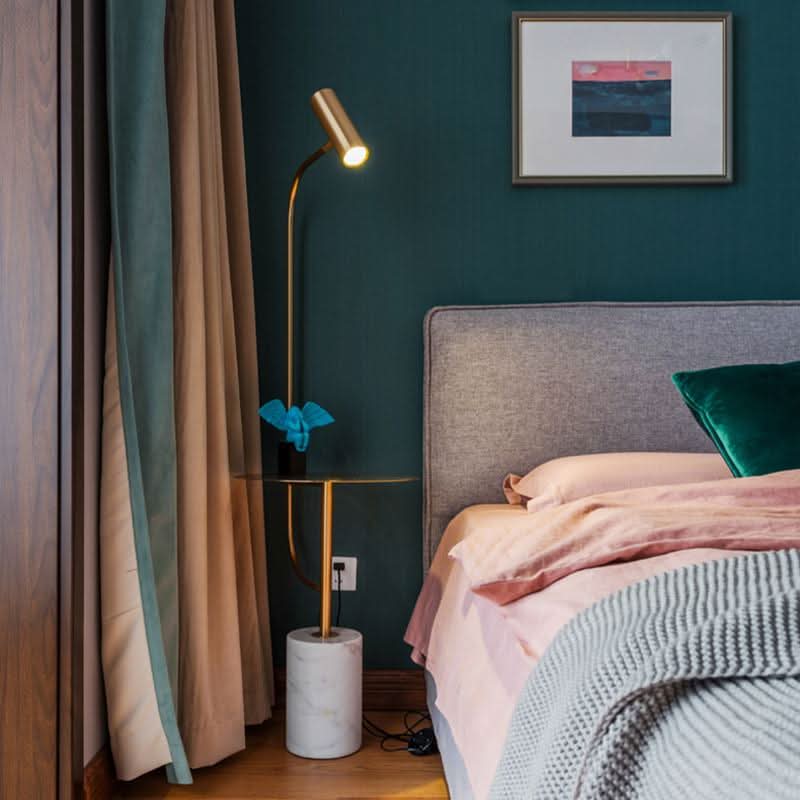 Stojací lampa s odkládacím stolkem
