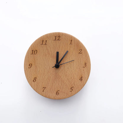 Analogový budík s tichým mechanismem