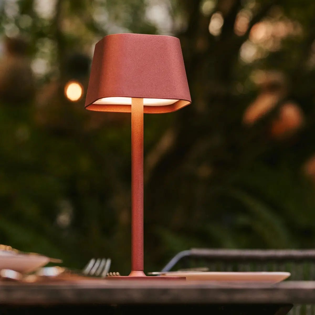 LED stolní lampa s nabíjením přes USB-C