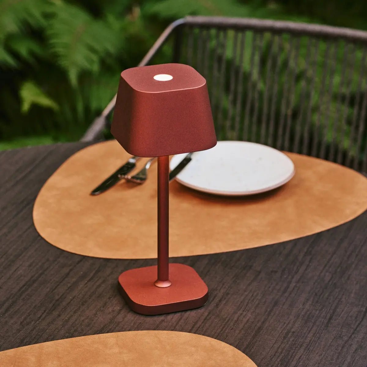 LED stolní lampa s nabíjením přes USB-C