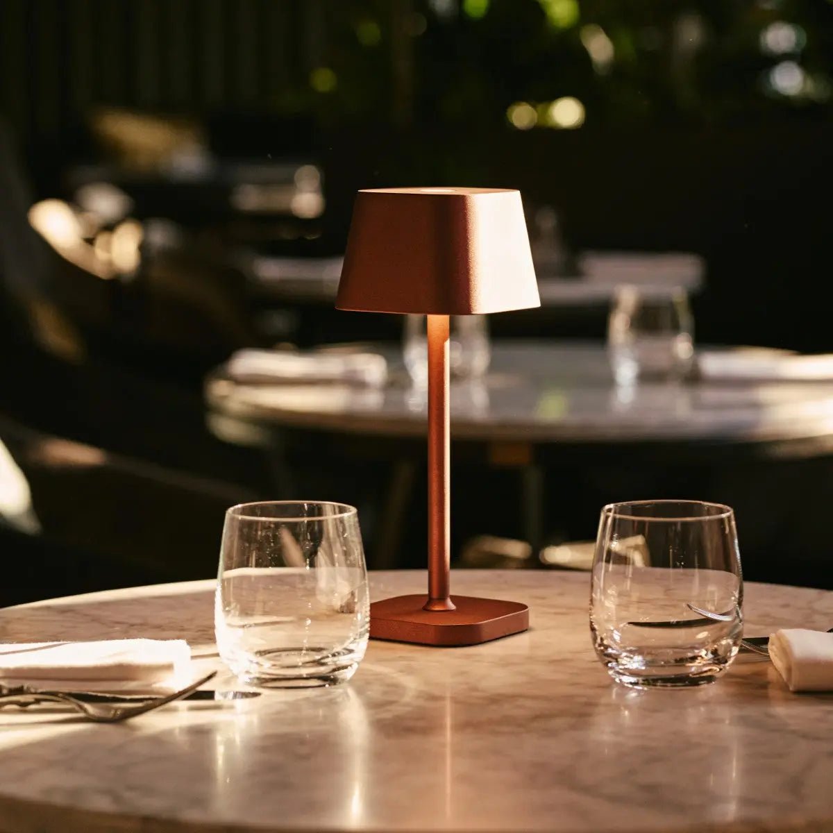 LED stolní lampa s nabíjením přes USB-C