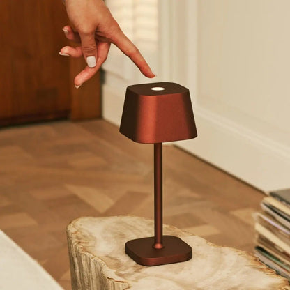 LED stolní lampa s nabíjením přes USB-C