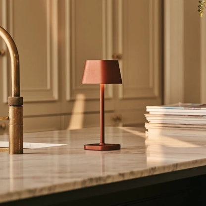 LED stolní lampa s nabíjením přes USB-C
