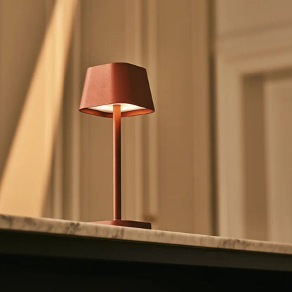 LED stolní lampa s nabíjením přes USB-C