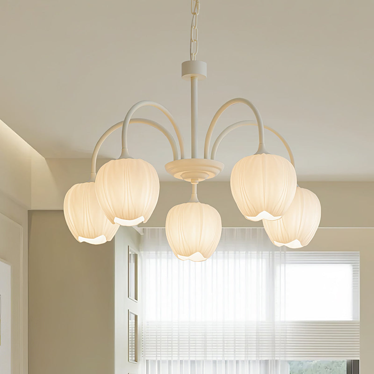 Lustre avec des abat-jour en verre