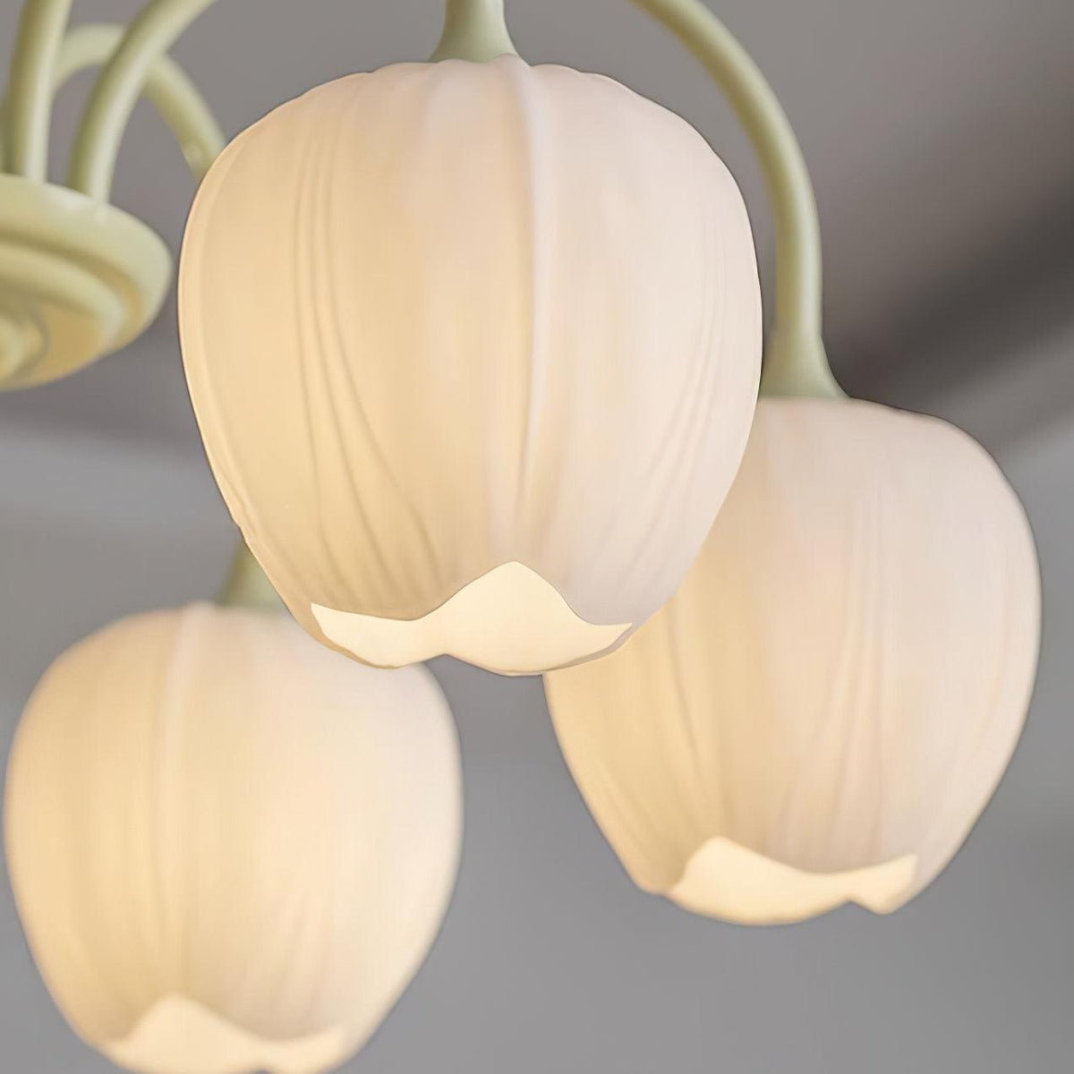 Lustre avec des abat-jour en verre