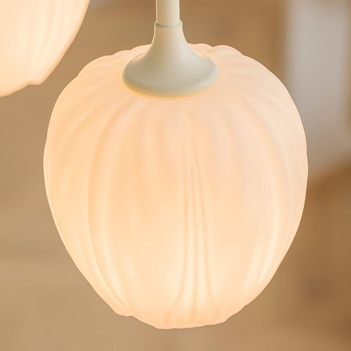 Lustre avec des abat-jour en verre