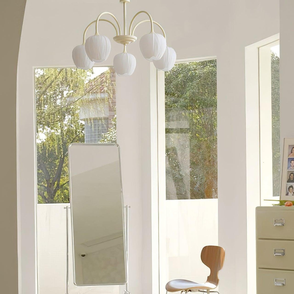 Lustre avec des abat-jour en verre