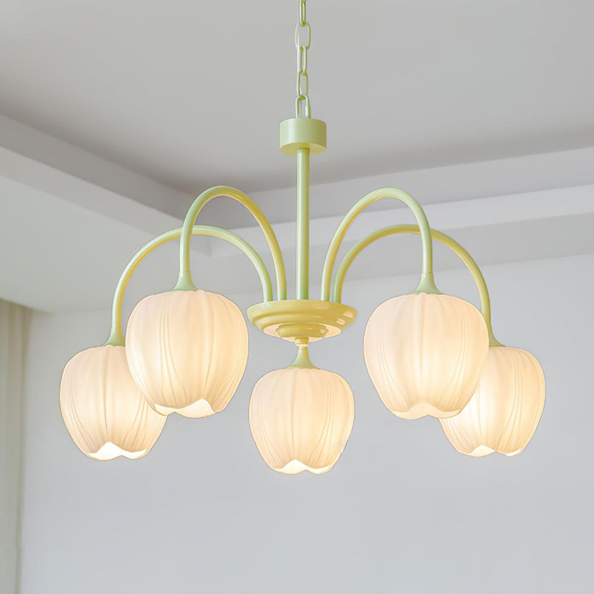 Lustre avec des abat-jour en verre