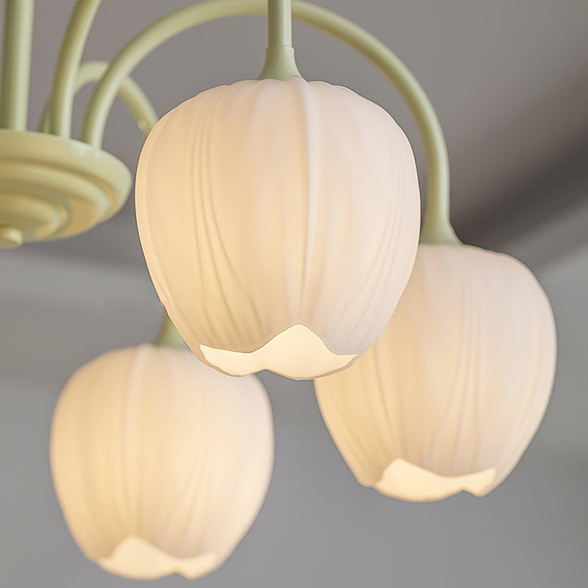 Lustre avec des abat-jour en verre