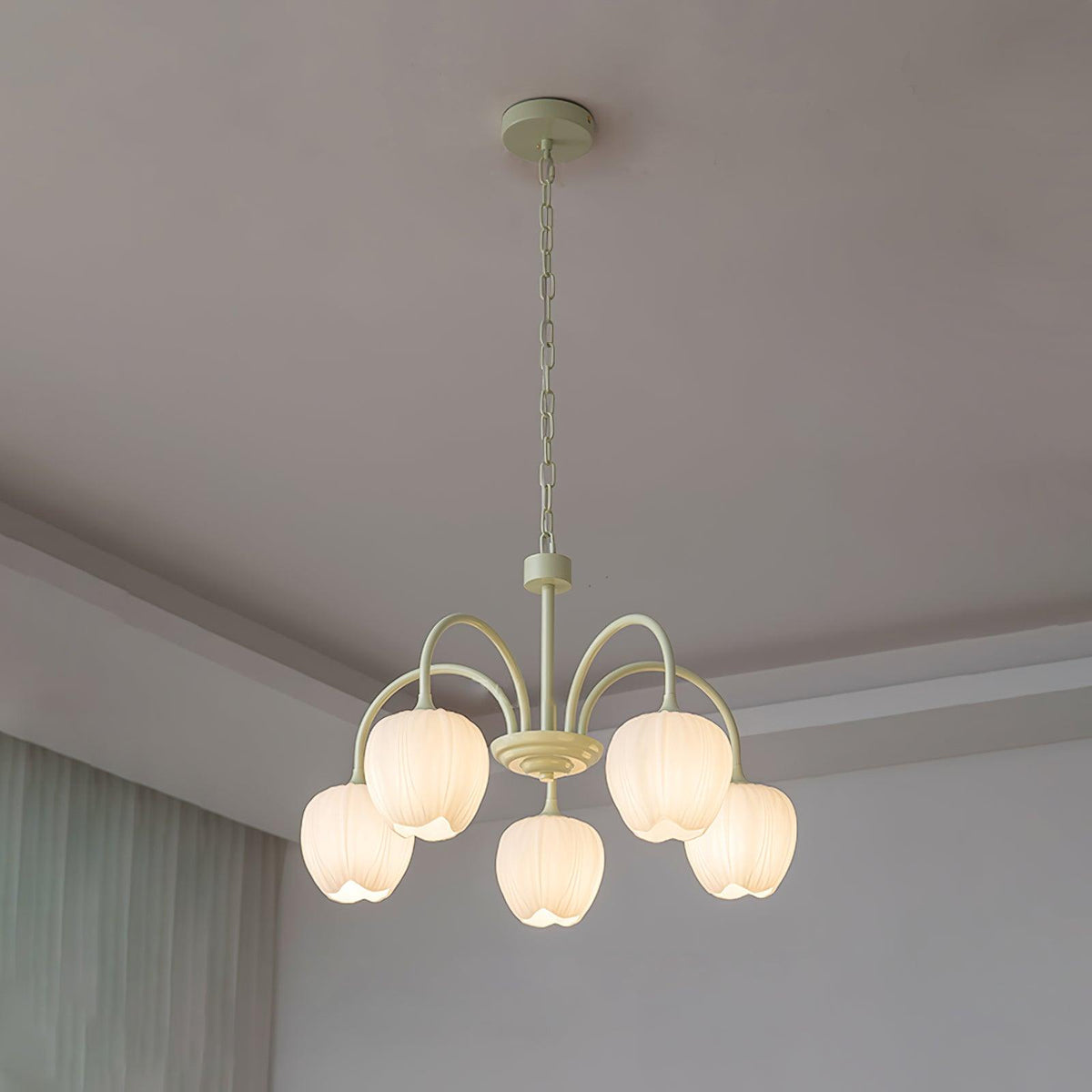 Lustre avec des abat-jour en verre
