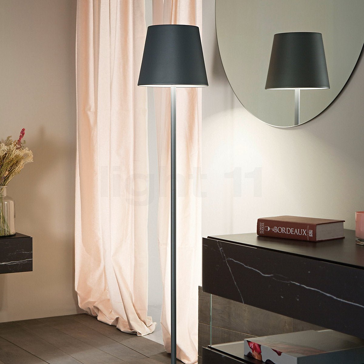 Akumulátorová LED stojací lampa