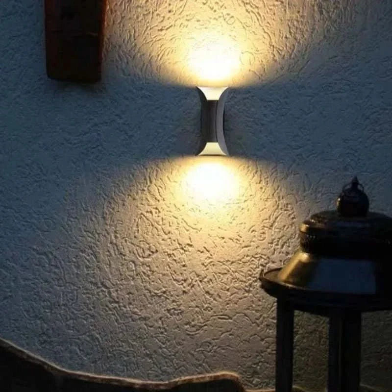 Zakřivené venkovní nástěnné LED svítidlo