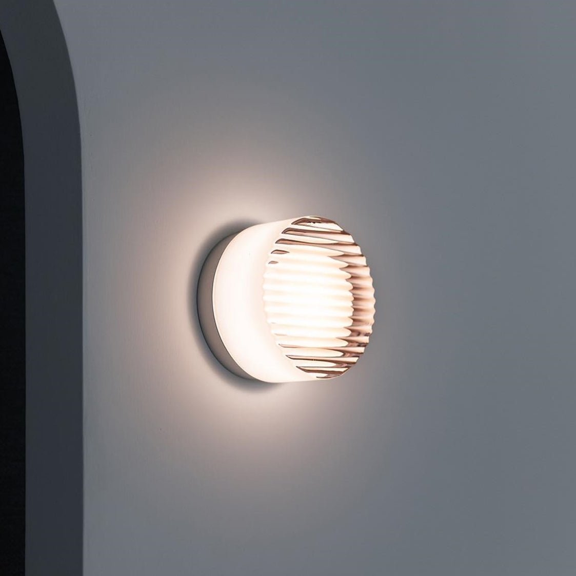 Nástěnná LED lampa s matným difuzorem
