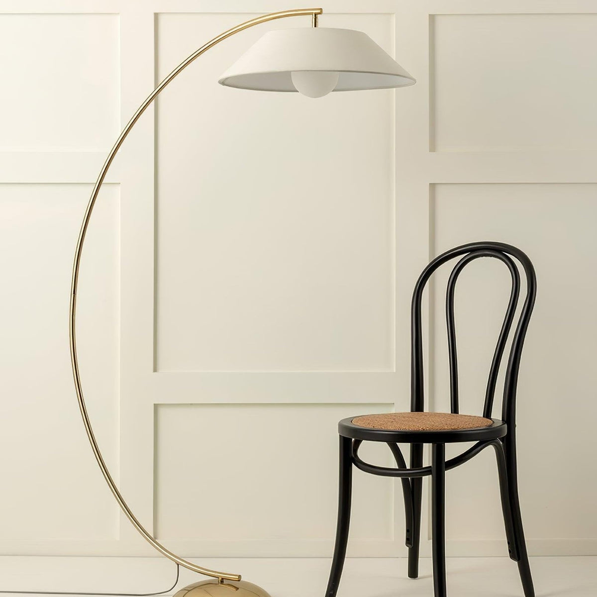 Stojací lampa s látkovým stínidlem