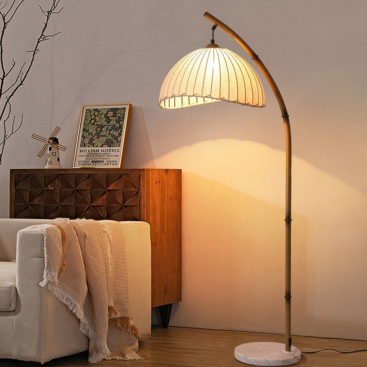 Stojací lampa s látkovým stínidlem