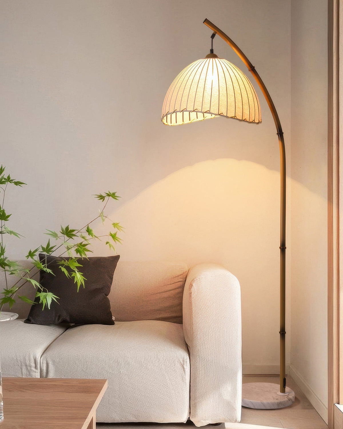 Stojací lampa s látkovým stínidlem