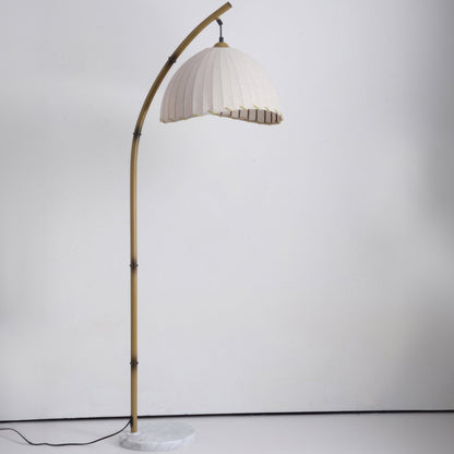 Stojací lampa s látkovým stínidlem