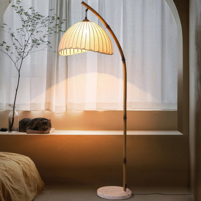 Stojací lampa s látkovým stínidlem