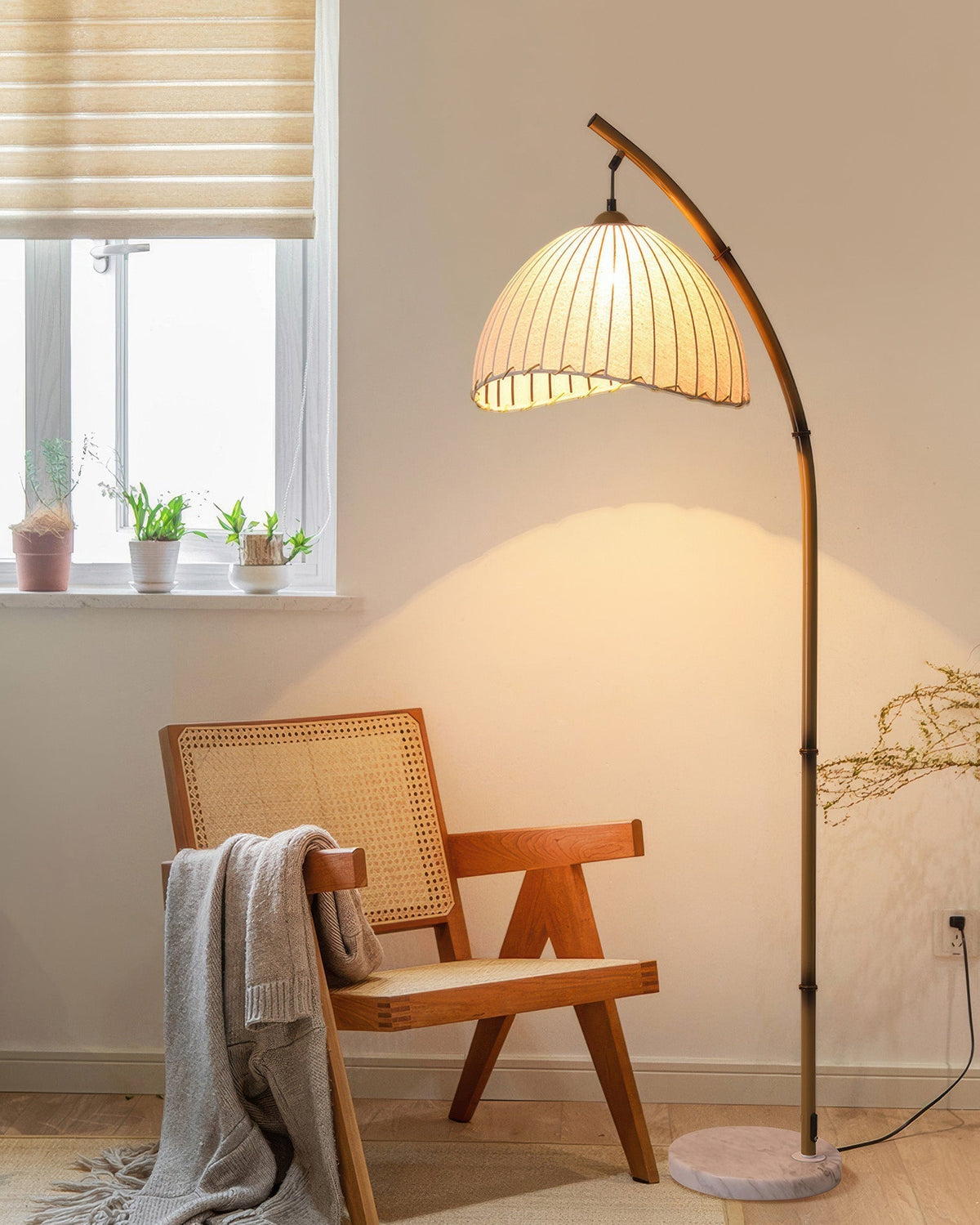 Stojací lampa s látkovým stínidlem