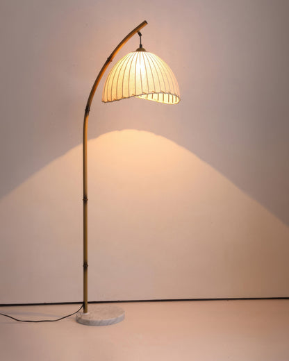 Stojací lampa s látkovým stínidlem