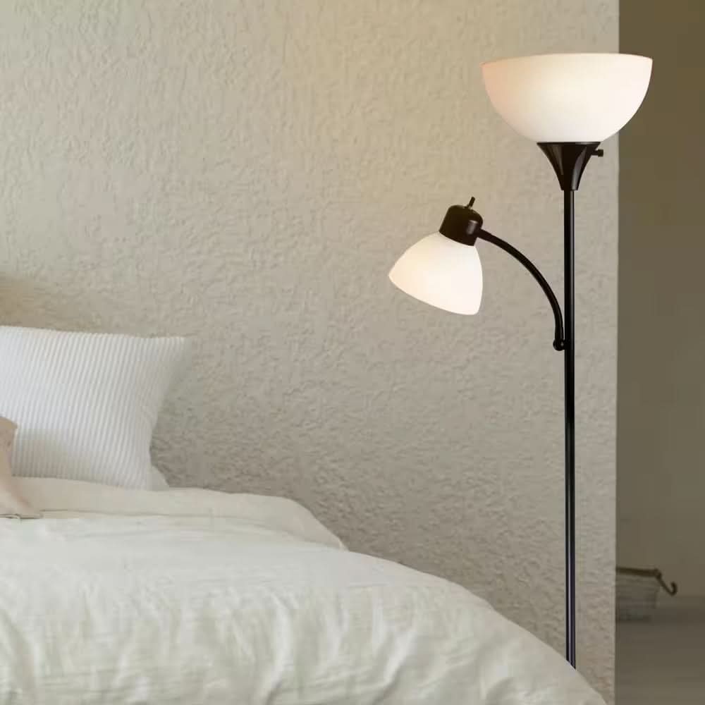 Stojací lampa s mléčným stínidlem