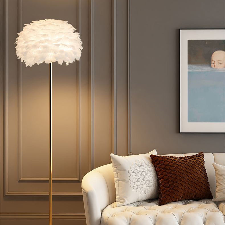 Stojací lampa se stínidlem připomínajícím peří