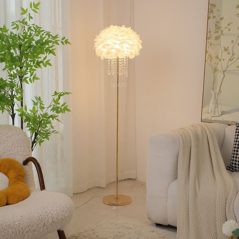 Stojací lampa se stínidlem připomínajícím peří