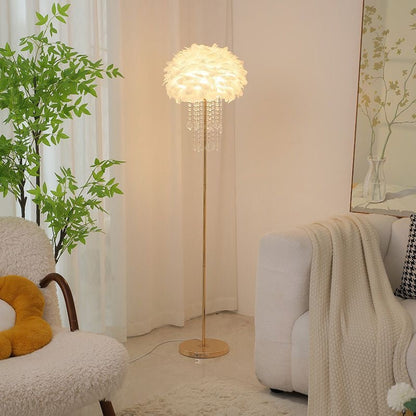 Stojací lampa se stínidlem připomínajícím peří