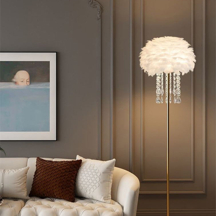 Stojací lampa se stínidlem připomínajícím peří