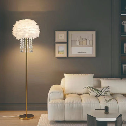 Stojací lampa se stínidlem připomínajícím peří