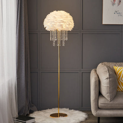 Stojací lampa se stínidlem připomínajícím peří