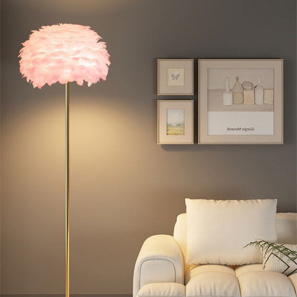 Stojací lampa se stínidlem připomínajícím peří