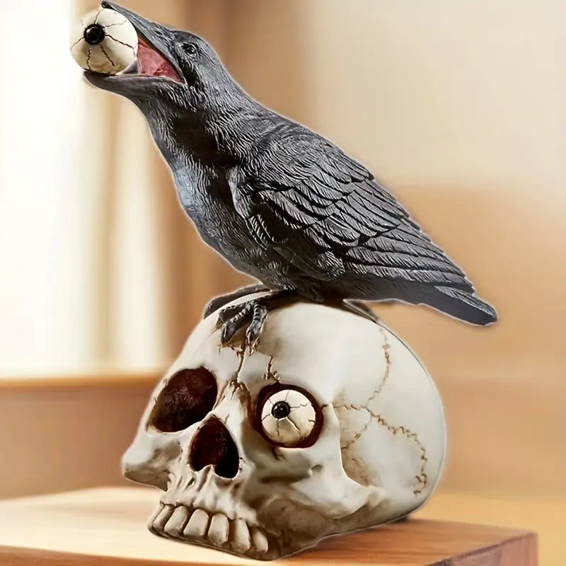 Figurine de corbeau sur un crâne