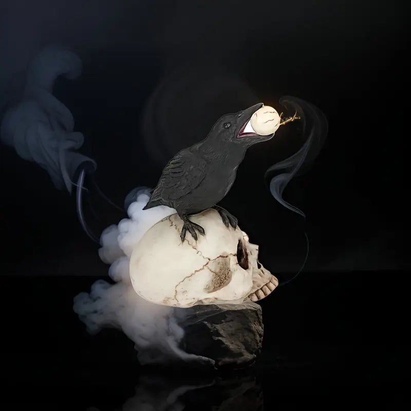 Figurine de corbeau sur un crâne