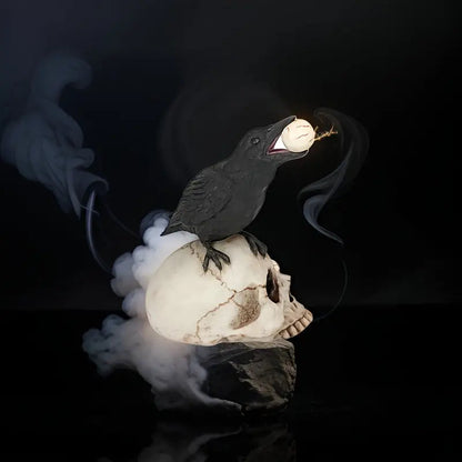 Figurine de corbeau sur un crâne