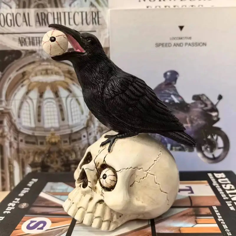 Figurine de corbeau sur un crâne