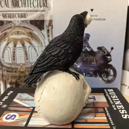 Figurine de corbeau sur un crâne