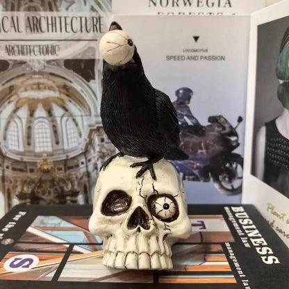 Figurine de corbeau sur un crâne