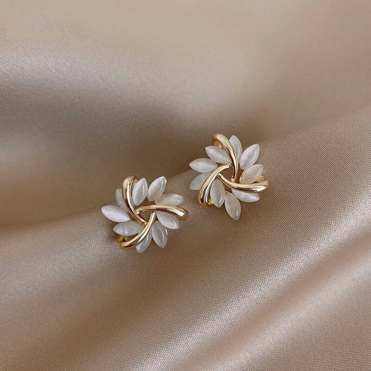 Boucles d’oreilles en forme de fleur avec opale, dorées en or