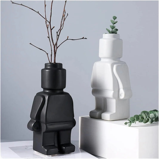 Vase, figurine, briques